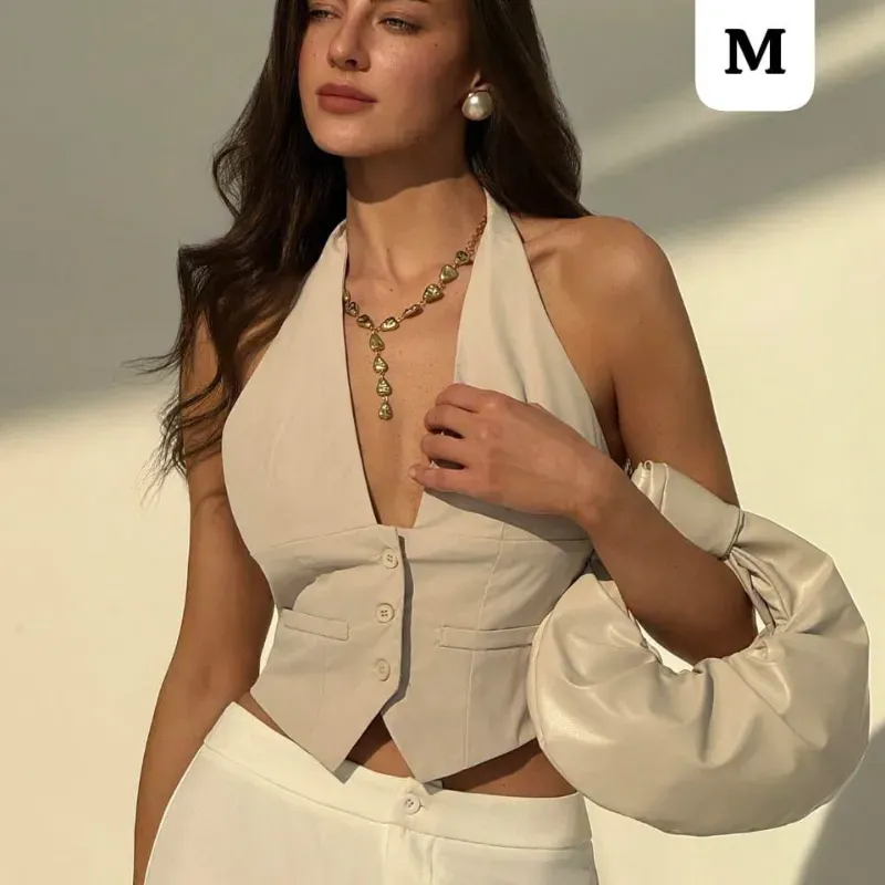  Top Beige Golden Hour – Elegancia cálida con escote profundo y estilo visual estratégico