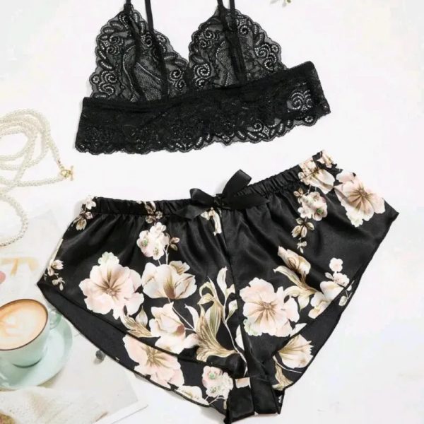 Conjunto de short de satin negro estampado y top de encaje