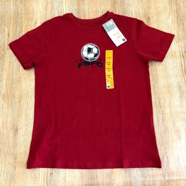 Pulóver color rojo con pelota de fútbol
