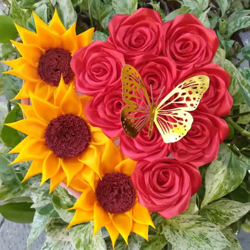 Caja corazón de 9 rosas y 3 girasoles eternos