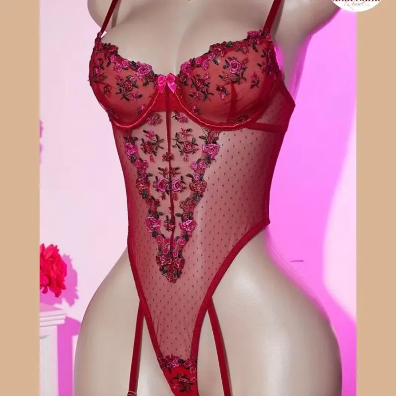 Body rojo con bordados y medias de malla