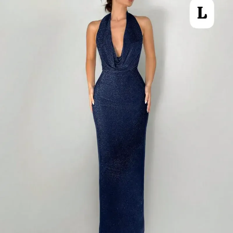  Vestido Midnight Halo – Elegancia profunda con escote halter y silueta de impacto