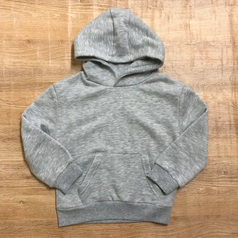 Abrigo con capucha color gris