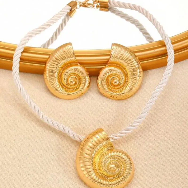 Juego de collar y aretes