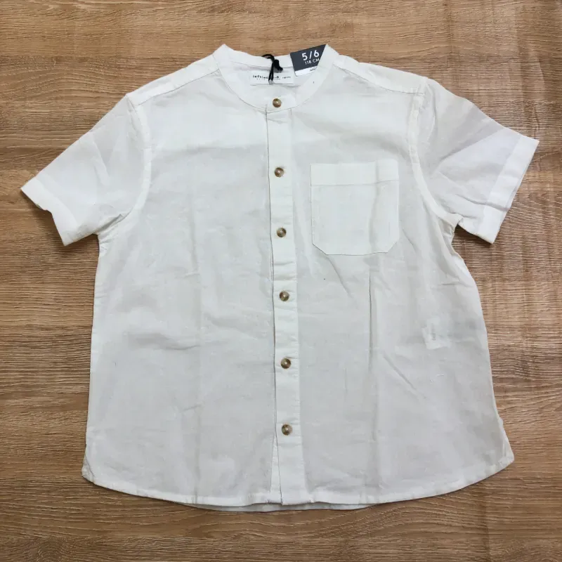 Camisa de cuello chino color blanco