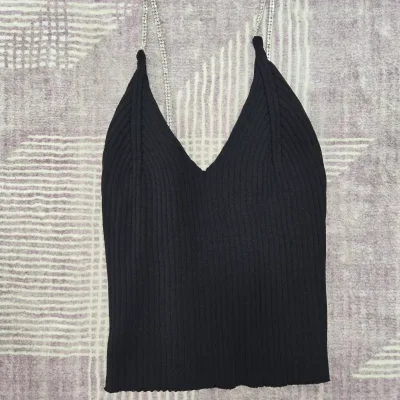 Top negro con tirantes de brillos