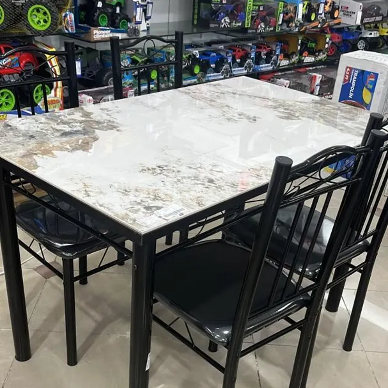 Juego de mesa con 4 sillas