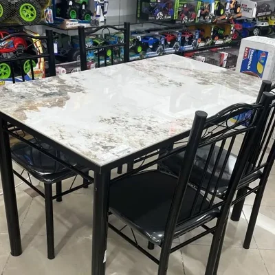 Juego de mesa con 4 sillas