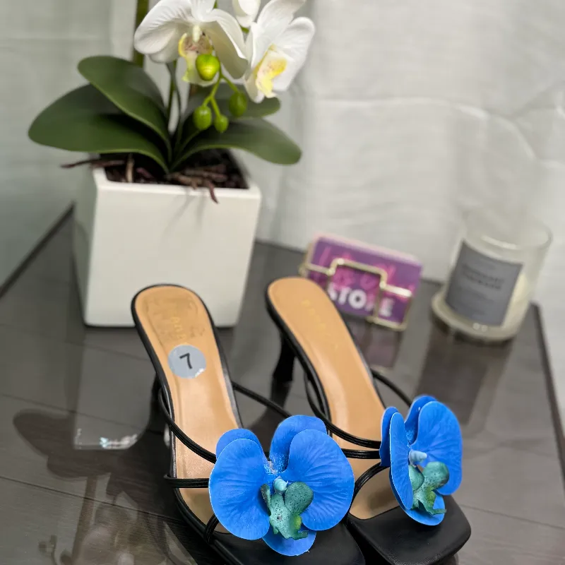 Flor azul tacones negros