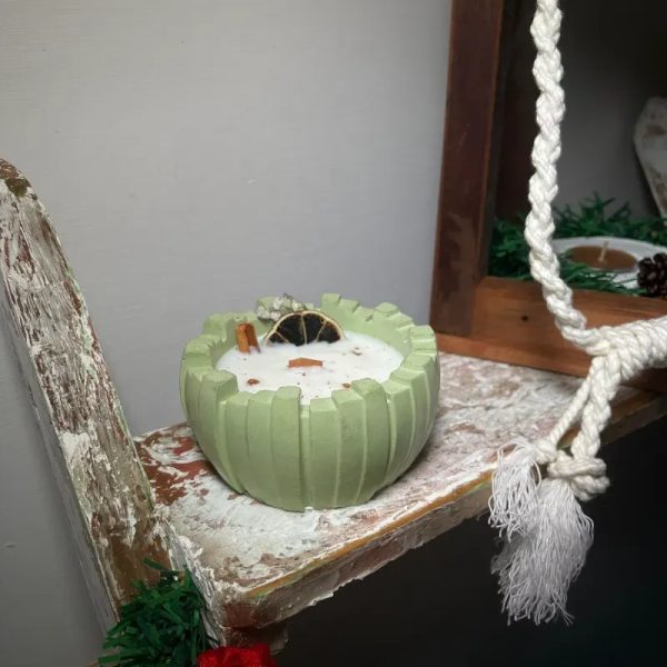 Vela aromática de soja en recipiente grande.