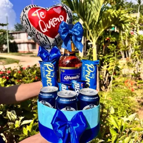 Caja con botella, cervezas y chucherías