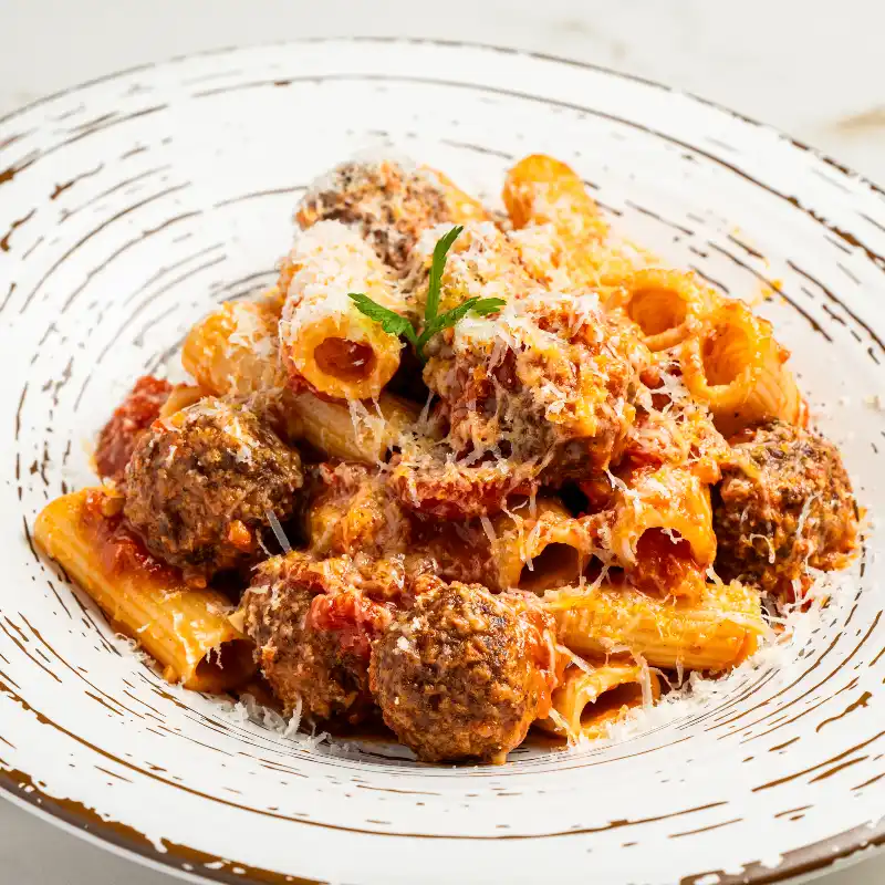 Rigattoni con Albóndigas de la Abuela