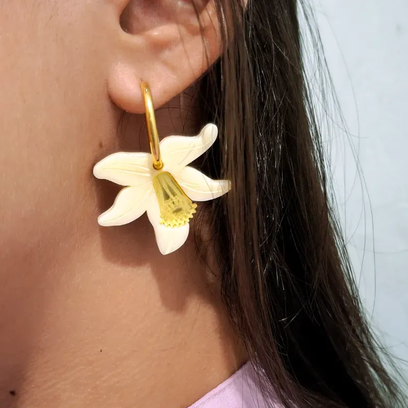 Argollas doradas con Azahar Beis