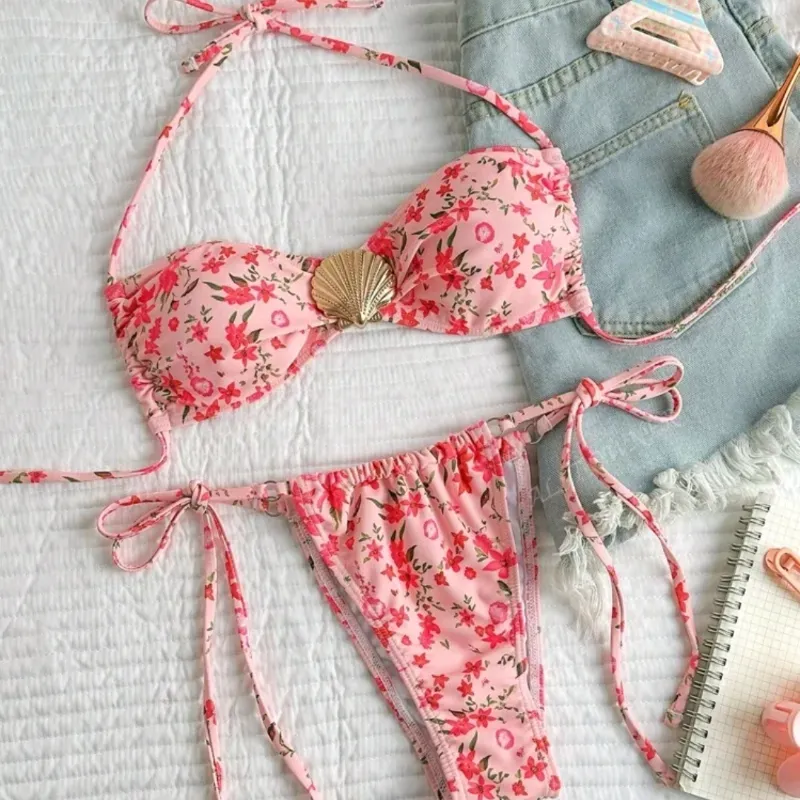 Bikini con estampado floral rosa y adorno concha dorada