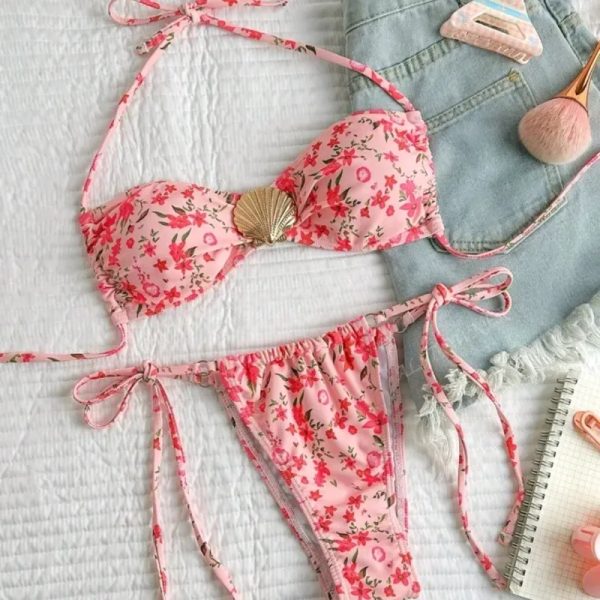 Bikini con estampado floral rosa y adorno concha dorada