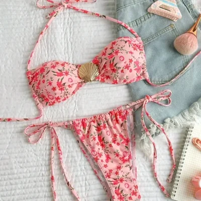 Bikini con estampado floral rosa y adorno concha dorada