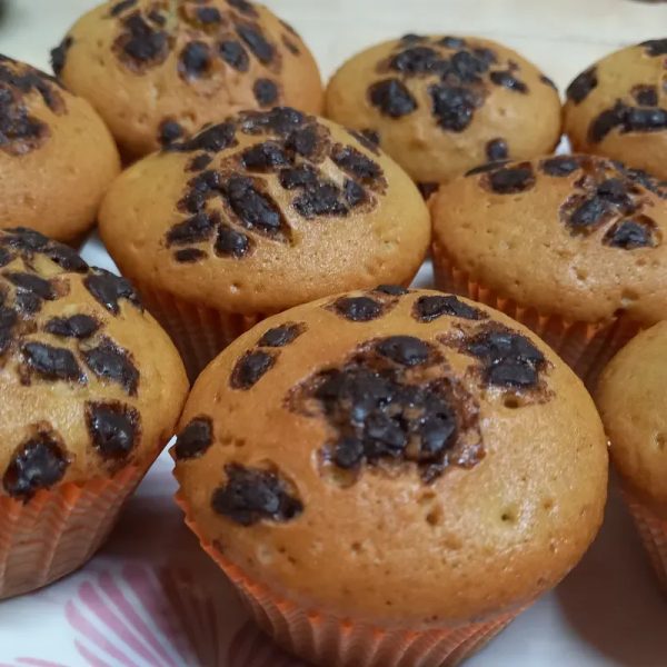 Cupcakes decorados con chispas de chocolate o pasitas.