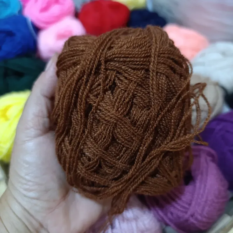 Hilo acrilán de tres hembras color carmelita oscuro