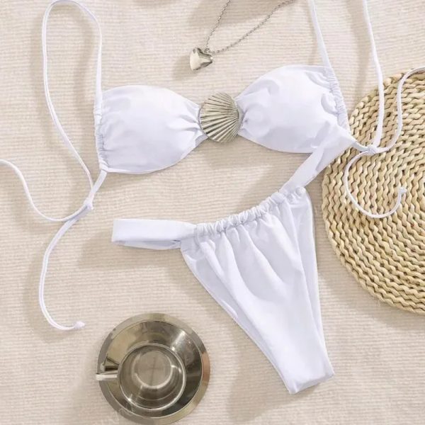 Bikini blanco con adorno de concha metálica