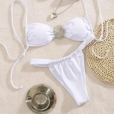 Bikini blanco con adorno de concha metálica