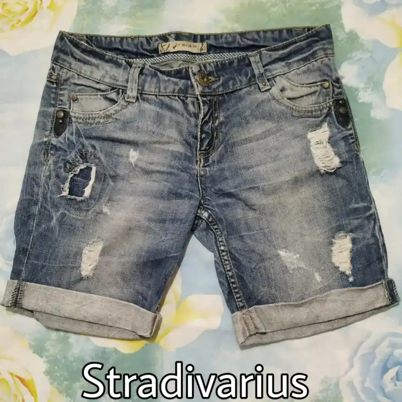 Bermuda de mezclilla, a media pierna,