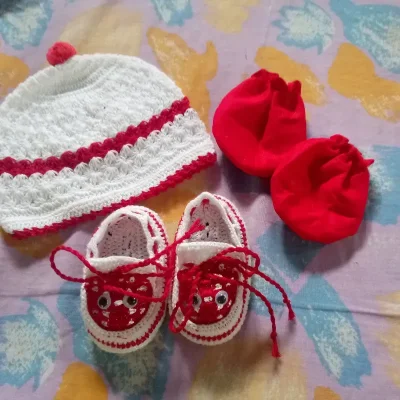 Juego de zapatos, gorro y guantillas