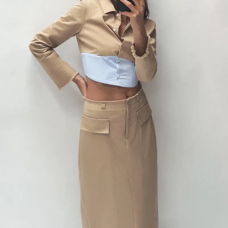 CAMISA CROP ENTALLADA COMBINADA / FALDA MIDI TUBO PESPUNTES