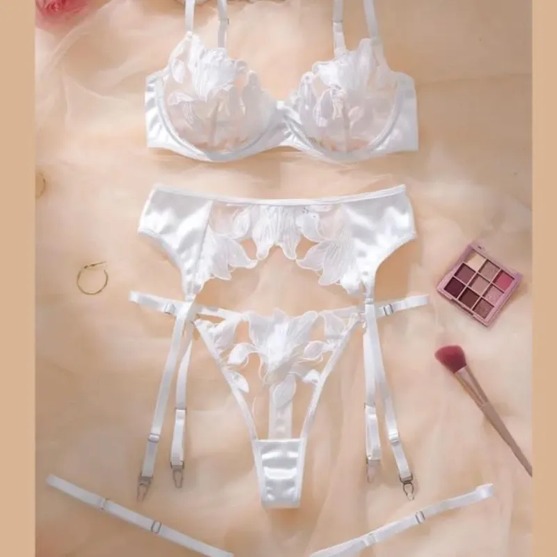 Set blanco con sujetador, tanga y arnés