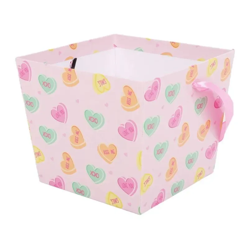 Cesta cuadrada de corazones para regalo