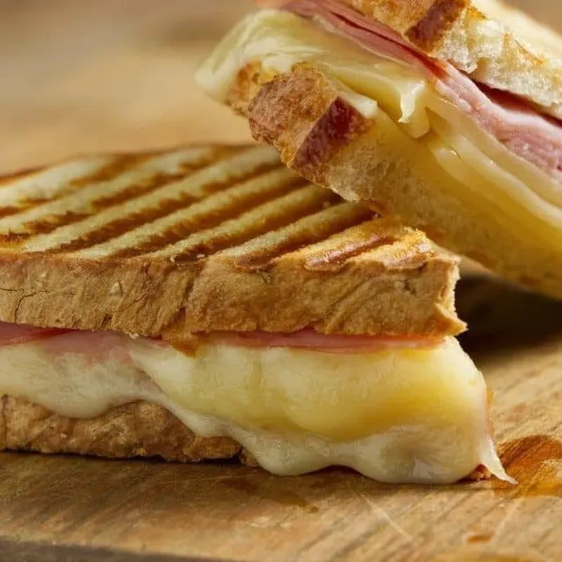 Sandwich de jamón y queso