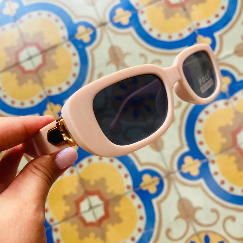 Gafas de sol con lentes oscuros y detalles en la armadura