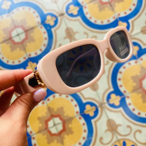 Gafas de sol con lentes oscuros y detalles en la armadura