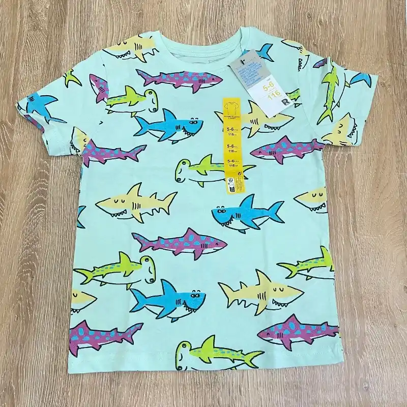 Pulóver con tiburones