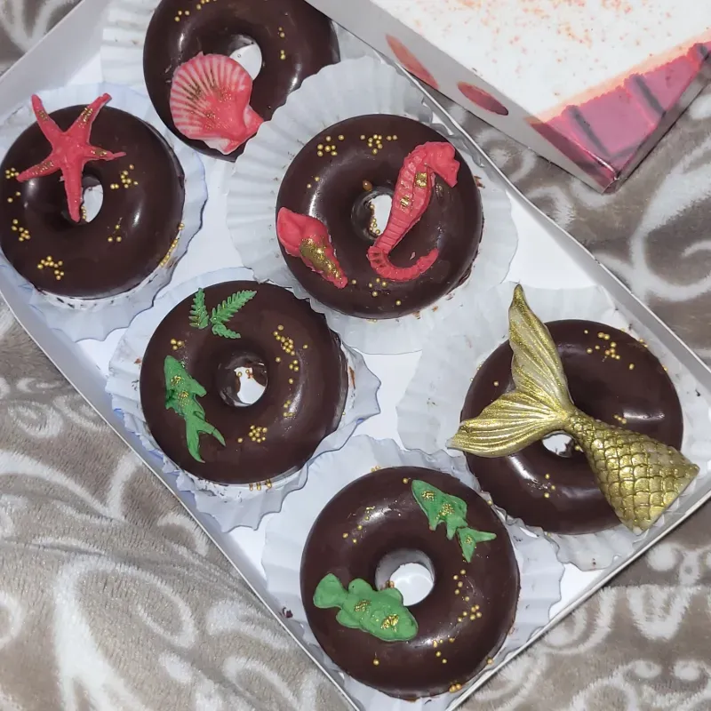 Donas de chocolate semi-amargo rellenas