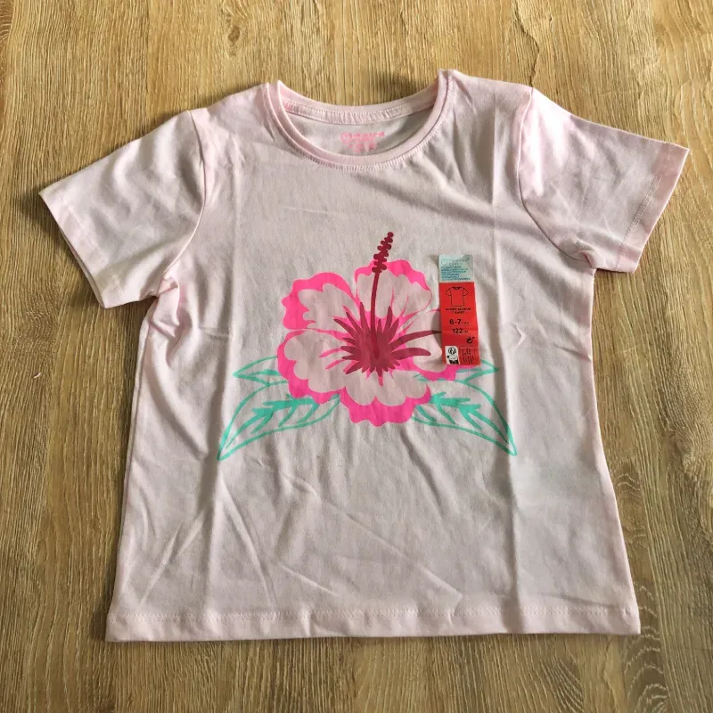 Pulóver con flor en el centro color rosado