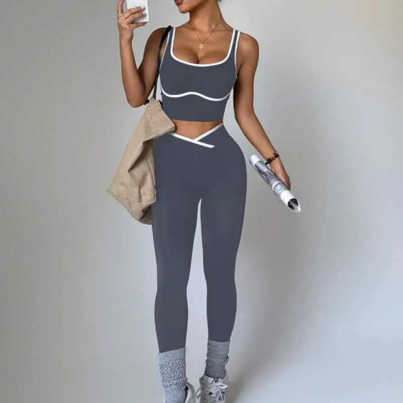 Conjunto deportivo gris