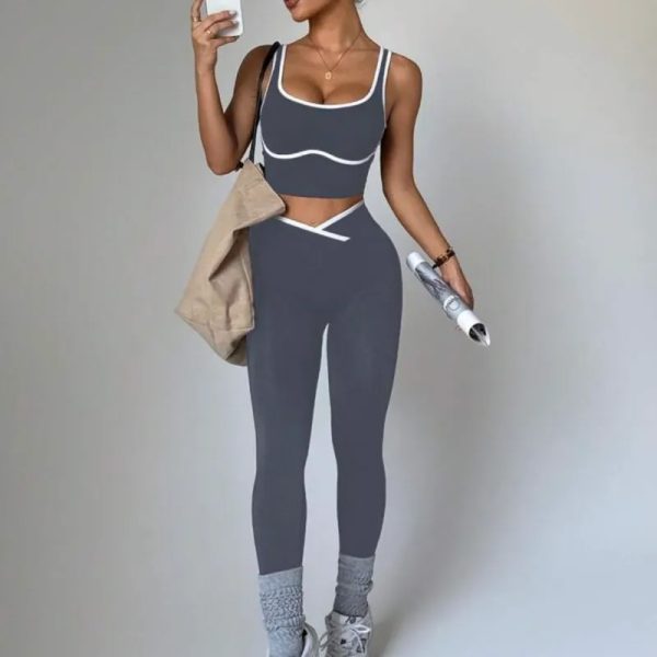 Conjunto deportivo gris