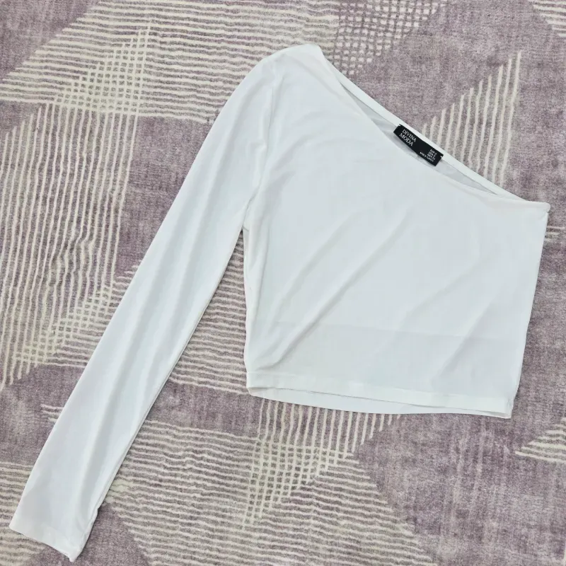 Top asimétrico blanco de manga larga