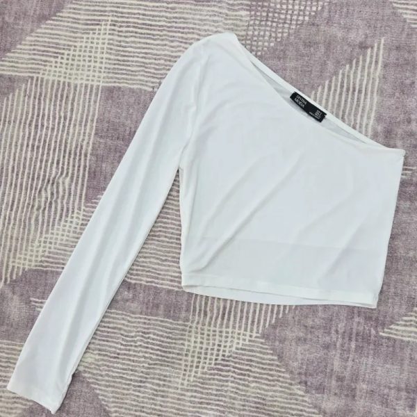 Top asimétrico blanco de manga larga