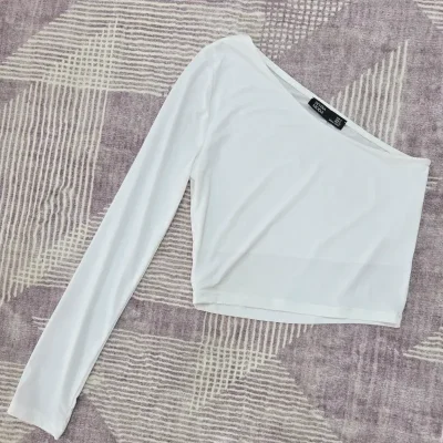 Top asimétrico blanco de manga larga