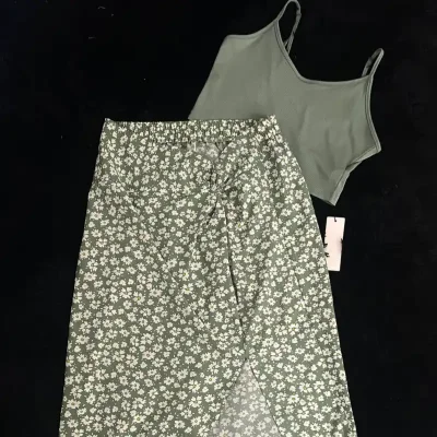 Conjunto de Falda Verde y Blusa de Flores