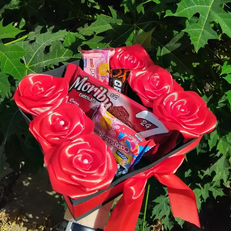 Caja cuadrada con 6 rosas y confituras.