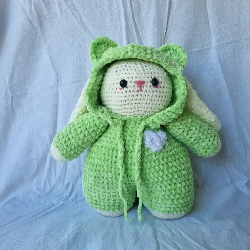Amigurumi conejo orejon con capucha