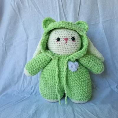 Amigurumi conejo orejon con capucha