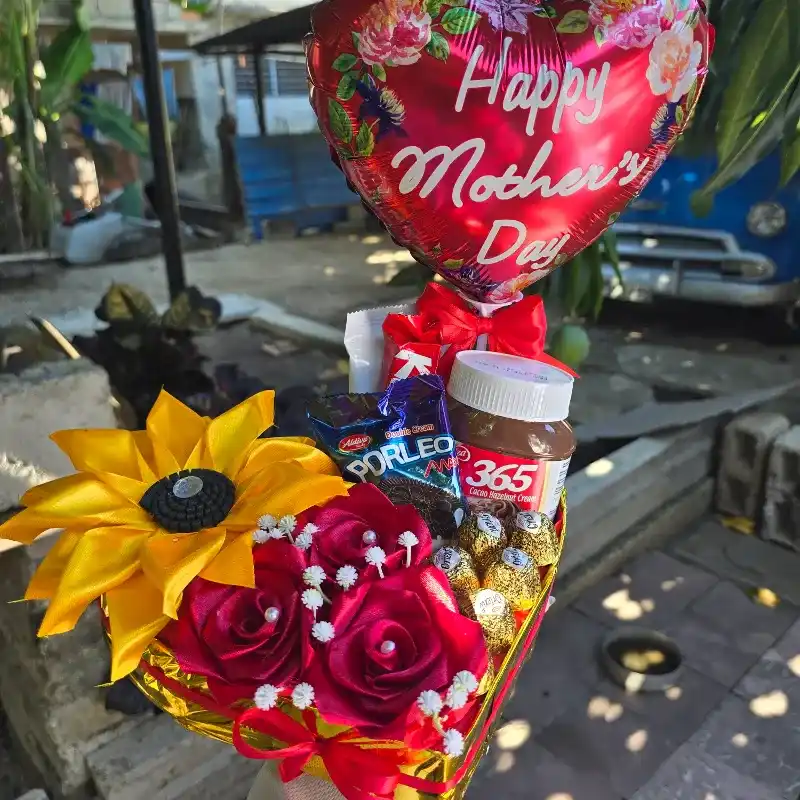 Cajita con rosas eternas, girasol , nutella y bombones