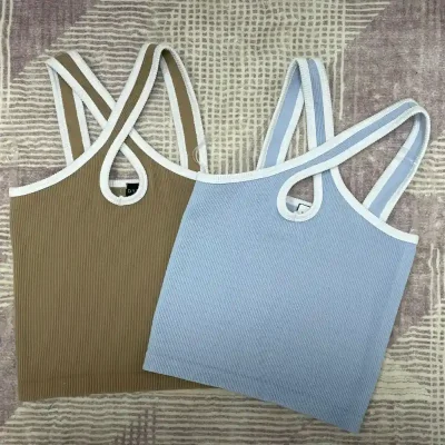 Tops deportivos cruzados en azul y carmelita