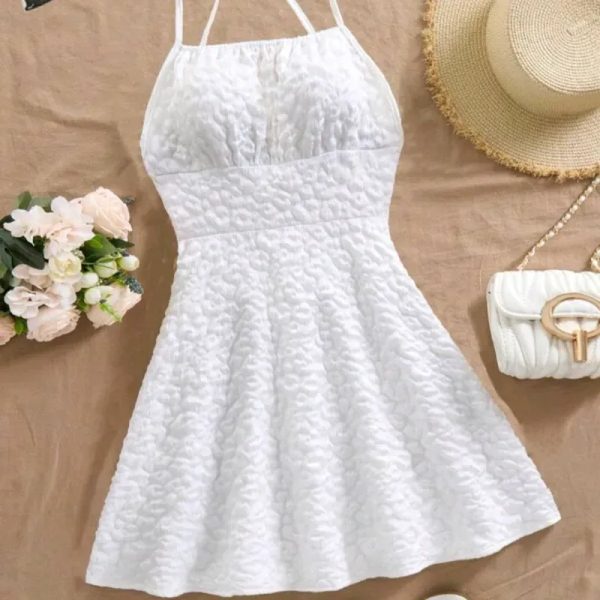 Vestido corto con cruzetas en la espalda