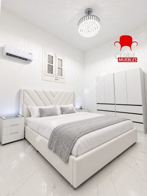 Cama King Size Valencia con Mesitas Importadas.