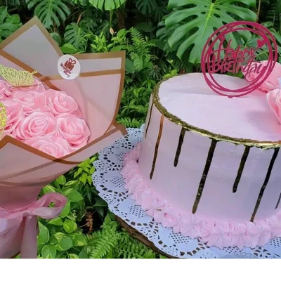 Pastel y ramo de rosas eternas 