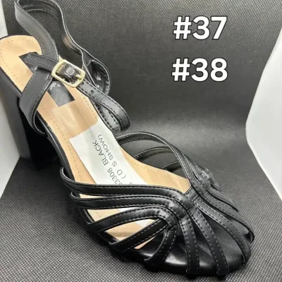 Tacones negros con diseño de tiras cerrado alante